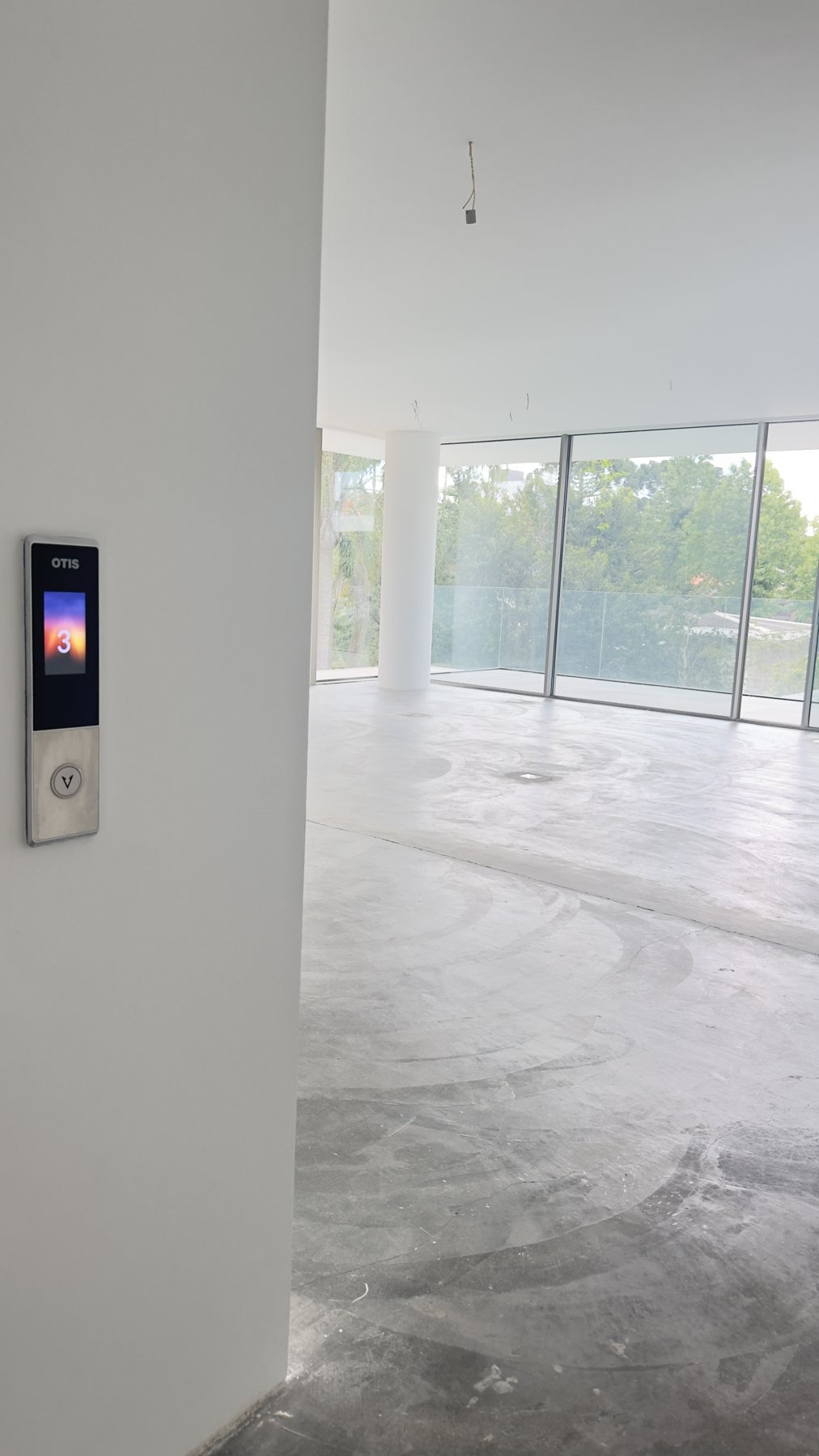 Hall de entrada com fechadura biométrica e sala ao fundo