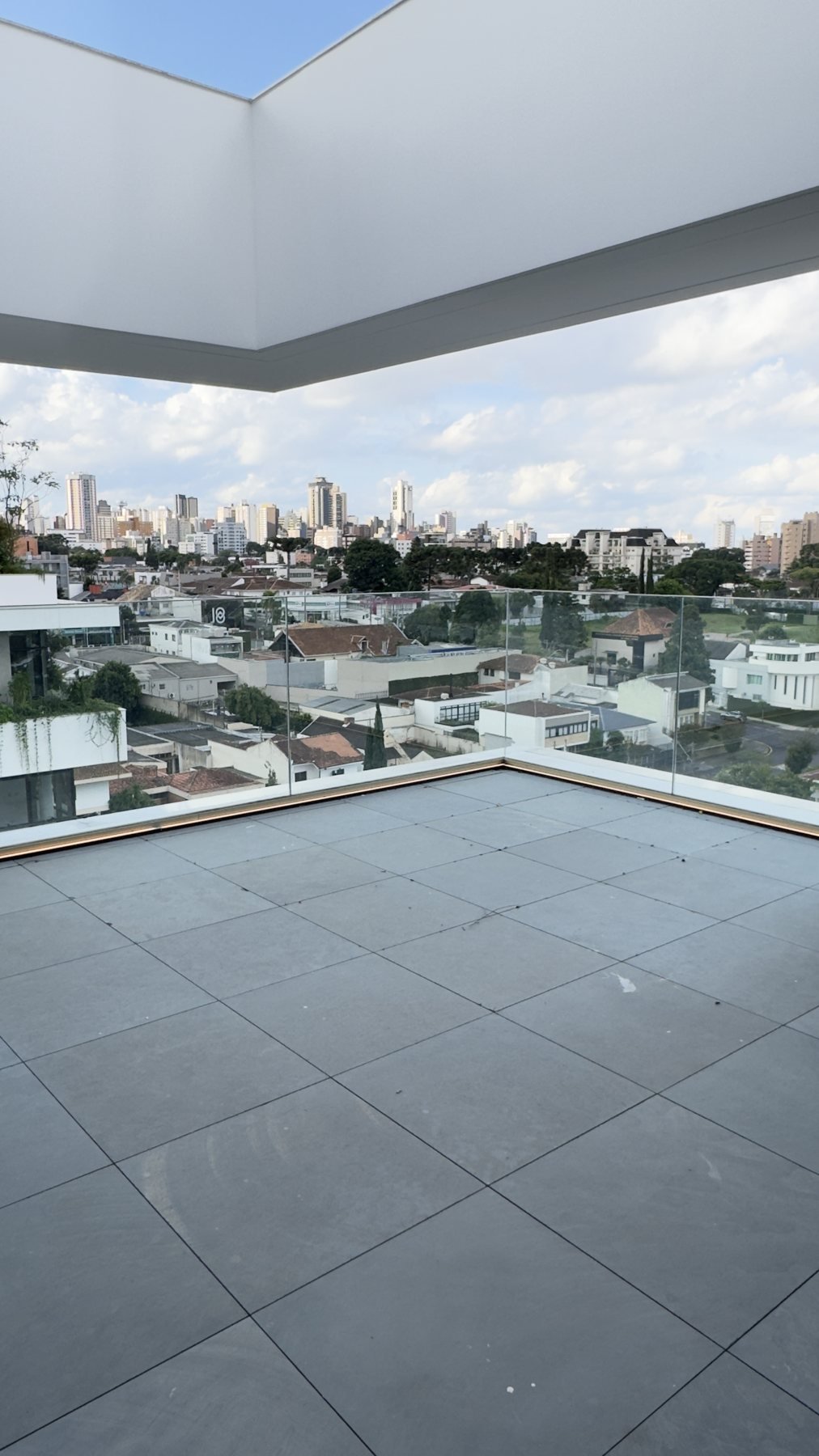 Terraço da cobertura com vista aberta para Curitiba