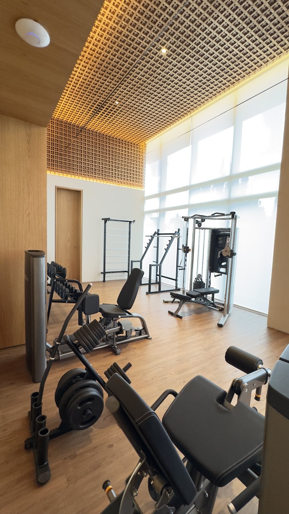 Academia com equipamentos de musculação