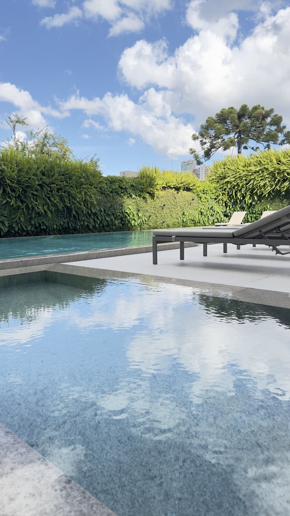 Piscina aquecida cercada de jardim