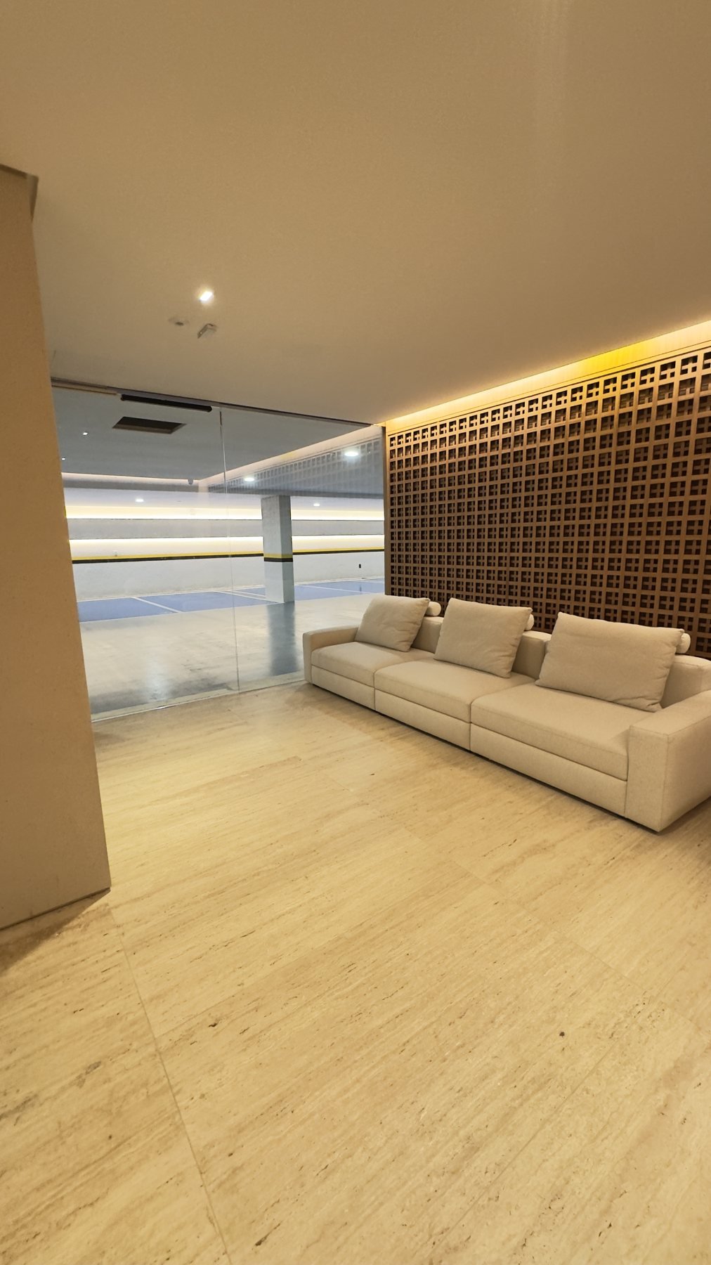 Sala de espera na garagem com sofá